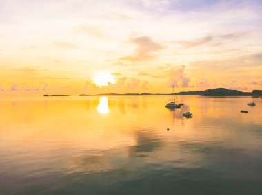 Güzel tropikal plaj ve deniz hurma ve koh samui Adası Tayland tatil ve seyahat için günbatımı zaman diğer ağacında havadan görünümü