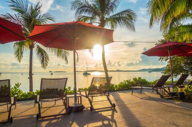 Güzel tropikal deniz okyanus ve plaj şemsiye ve sandalye seyahat ve tatil için