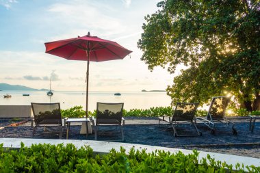 Güzel tropikal deniz okyanus ve plaj şemsiye ve sandalye seyahat ve tatil için