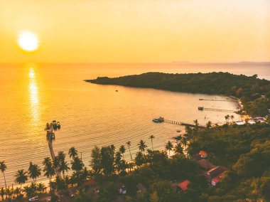 Günbatımı zaman adada deniz ve plaj Hindistan cevizi hurma ağacı ile havadan görünümü