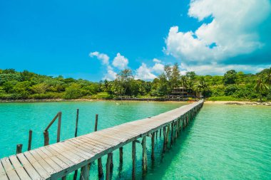 Ahşap iskele veya Cennet Adası için seyahat etmek tatil tropikal plaj ve ile köprü