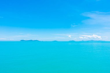 Güzel deniz ve okyanus mavi gökyüzü arka plan bulut ile