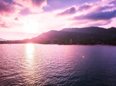 Güzel tropikal plaj ve deniz hurma ve koh samui Adası Tayland tatil ve seyahat için gündoğumu zaman diğer ağacında havadan görünümü