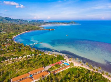 Güzel tropikal plaj ve deniz hurma ve koh samui Adası seyahat ve tatil için diğer ağacında havadan görünümü