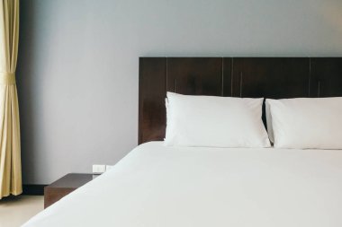 Beyaz rahat yastık yatak dekorasyon otel yatak odasında