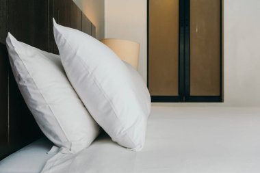 Beyaz rahat yastık yatak dekorasyon otel yatak odasında