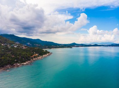 Güzel tropikal plaj ve deniz hurma ve koh samui Adası seyahat ve tatil için diğer ağacında havadan görünümü