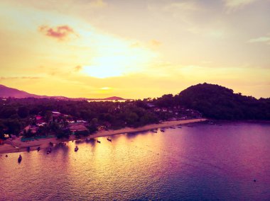 Güzel tropikal plaj ve deniz hurma ve koh samui Adası Tayland tatil ve seyahat için günbatımı zaman diğer ağacında havadan görünümü