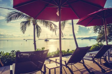 Güzel tropikal deniz okyanus ve plaj şemsiye ve sandalye seyahat ve tatil için