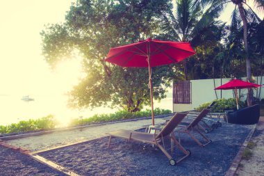 Güzel tropikal deniz okyanus ve plaj şemsiye ve sandalye seyahat ve tatil için