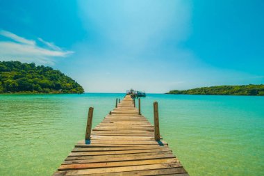 Ahşap iskele veya Cennet Adası için seyahat etmek tatil tropikal plaj ve ile köprü