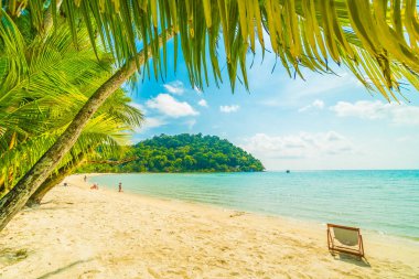 Güzel tropikal plaj ve deniz paradise Island Seyahat ve tatil için Hindistan cevizi hurma ağacı