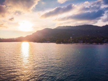 Güzel tropikal plaj ve deniz hurma ve koh samui Adası Tayland tatil ve seyahat için gündoğumu zaman diğer ağacında havadan görünümü