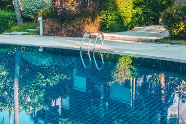 Güzel lüks otel ve resort tatil seyahat ve tatil için merdiven ile açık yüzme havuzu