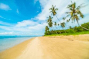 Soyut bulanıklık ve tropikal plaj ve deniz seyahat ve tatil için Hindistan cevizi hurma ağacı arka plan ile defocused