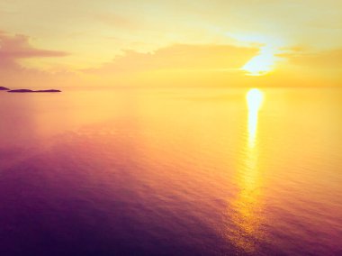 Güzel tropikal plaj ve deniz hurma ve koh samui Adası Tayland tatil ve seyahat için günbatımı zaman diğer ağacında havadan görünümü