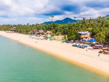 Güzel tropikal plaj ve deniz hurma ve koh samui Adası seyahat ve tatil için diğer ağacında havadan görünümü