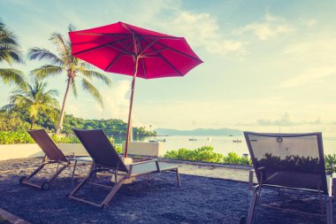 Güzel tropikal deniz okyanus ve plaj şemsiye ve sandalye seyahat ve tatil için