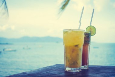 Mojito cam tropikal deniz okyanus ve Plajı manzaralı içme buz