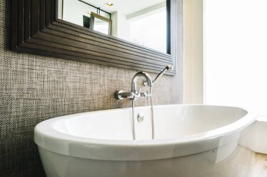 Güzel lüks beyaz küvet banyo iç dekorasyonda