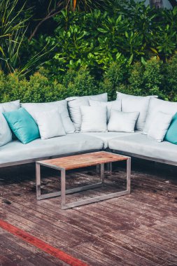 Kanepe dekorasyon açık veranda tropikal ve doğa manzaralı konforlu yastık