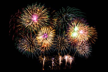 Kutlama için geceleri üzerinde siyah gökyüzü güzel renk havai fişek