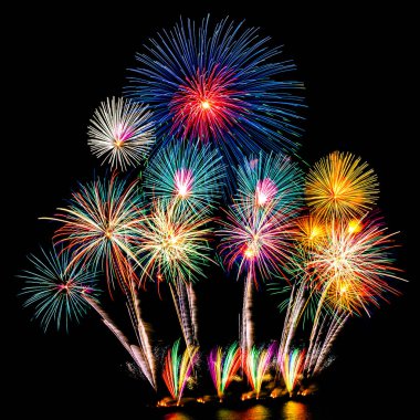 Kutlama için geceleri üzerinde siyah gökyüzü güzel renk havai fişek