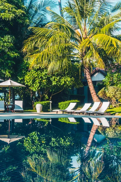 Güzel lüks otel ve tatil seyahat ve tatil için sandalye ve şemsiye ile açık yüzme havuzu