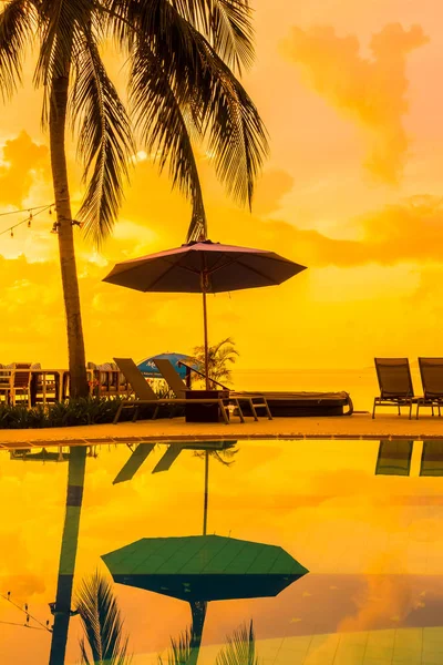 Bela Vista Livre Com Guarda Chuva Cadeira Torno Piscina Hotel — Fotografia de Stock