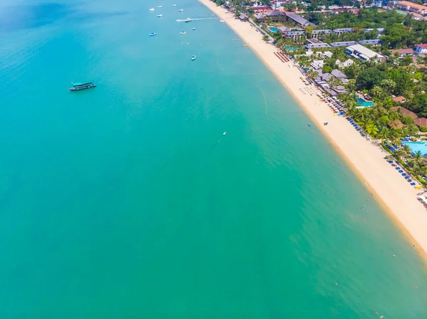 Güzel tropikal plaj ve deniz hurma ve koh samui Adası seyahat ve tatil için diğer ağacında havadan görünümü