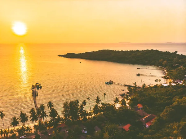 Günbatımı zaman adada deniz ve plaj Hindistan cevizi hurma ağacı ile havadan görünümü