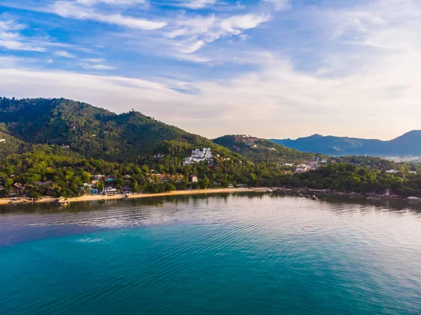 Güzel tropikal plaj ve deniz hurma ve koh samui Adası seyahat ve tatil için diğer ağacında havadan görünümü