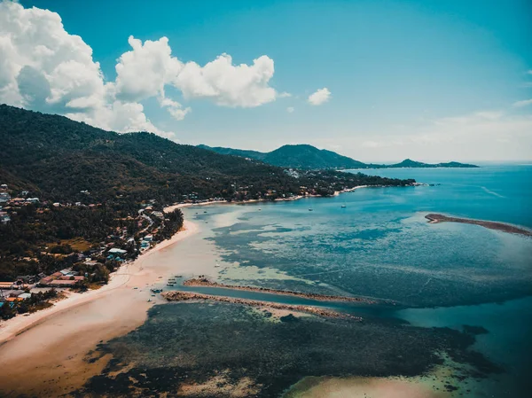 Güzel tropikal plaj ve deniz hurma ve koh samui Adası seyahat ve tatil için diğer ağacında havadan görünümü
