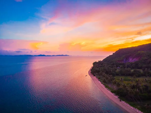 Vista Aérea Hermosa Playa Tropical Mar Con Palmeras Otros Árboles — Foto de Stock