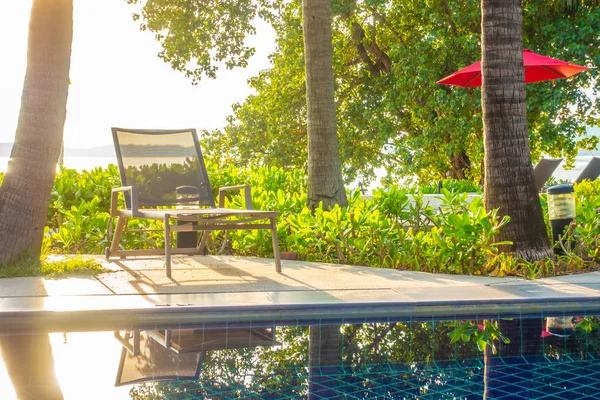 Güzel lüks otel ve tatil seyahat ve tatil için sandalye ve şemsiye ile açık yüzme havuzu