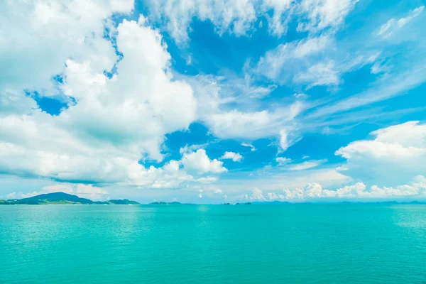 Güzel beyaz bulut mavi gökyüzü ve deniz ya da okyanus arka planı için