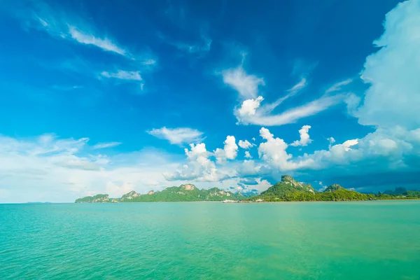 Güzel beyaz bulut mavi gökyüzü ve deniz ya da okyanus arka planı için