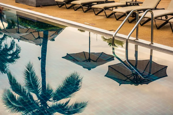 Hermosa Piscina Aire Libre Lujo Con Sombrilla Silla Hotel Resort —  Fotos de Stock