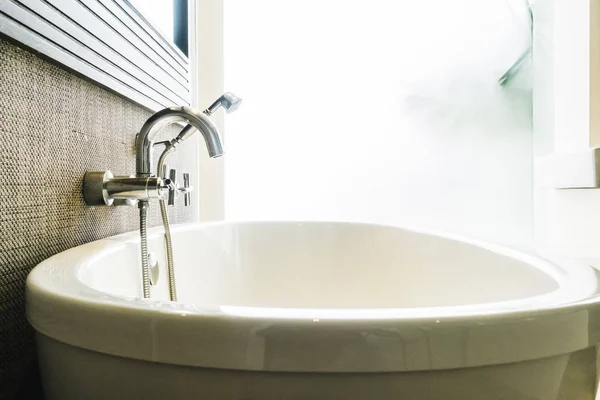 Όμορφα Πολυτελή Μπανιέρα Λευκή Διακόσμηση Στο Εσωτερικό Μπάνιο — Φωτογραφία Αρχείου