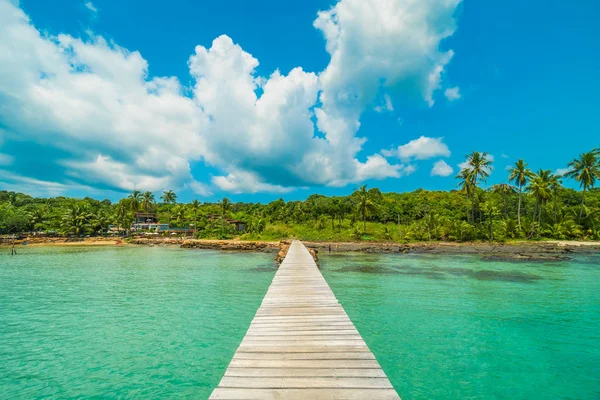 Ahşap iskele veya Cennet Adası için seyahat etmek tatil tropikal plaj ve ile köprü