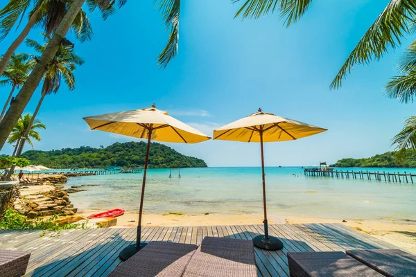 Şemsiye ve güzel tropikal plaj ve deniz paradise Island Seyahat ve tatil için Hindistan cevizi hurma ağacı ile sandalye