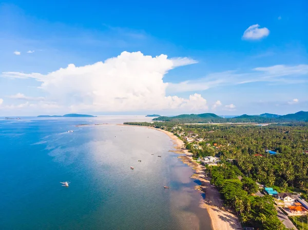 Plaj ve deniz chumphon İl Tayland seyahat ve tatil için güzel havadan görünümü