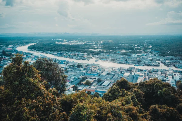 Nokta matsee deniz ve dağ ile Tayland chumphon ilinde görüntülemek