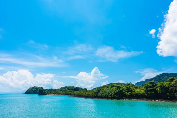 美丽的海和海洋与云彩在蓝天背景 — 图库照片