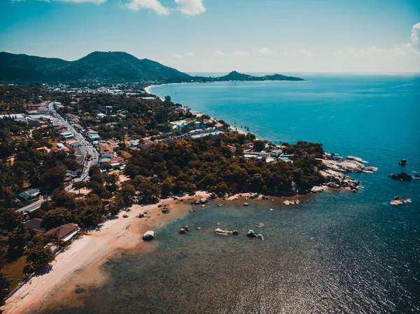 Koh samui Adası Tatil ve seyahat için mavi gökyüzünde üzerinde pek çok ağaç ve beyaz bulut deniz ve plaj güzel havadan görünümü