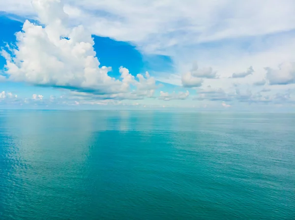 Vista Aérea Hermosa Playa Tropical Mar Con Palmeras Otros Árboles — Foto de Stock