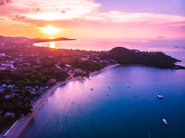 美丽的热带海滩和海与棕榈和其他树在苏梅岛岛泰国在日落时间度假和旅行鸟瞰 — 图库照片