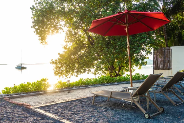 Güzel tropikal deniz okyanus ve plaj şemsiye ve sandalye seyahat ve tatil için