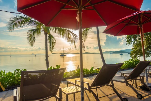 Güzel tropikal deniz okyanus ve plaj şemsiye ve sandalye seyahat ve tatil için