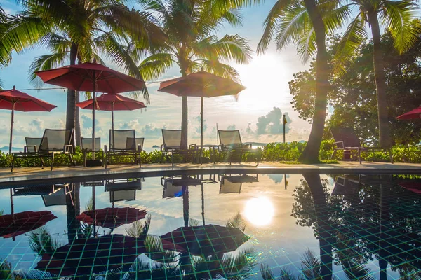 Güzel lüks otel ve tatil seyahat ve tatil için sandalye ve şemsiye ile açık yüzme havuzu